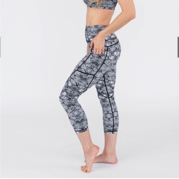 Zyia Active Cobra Metallic Light n Tight Capri Crop Leggings Snakeskin High Rise - Picture 14 of 14